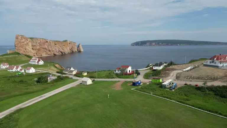 Vue de drone du rocher Percé et de l'île Bonaventure