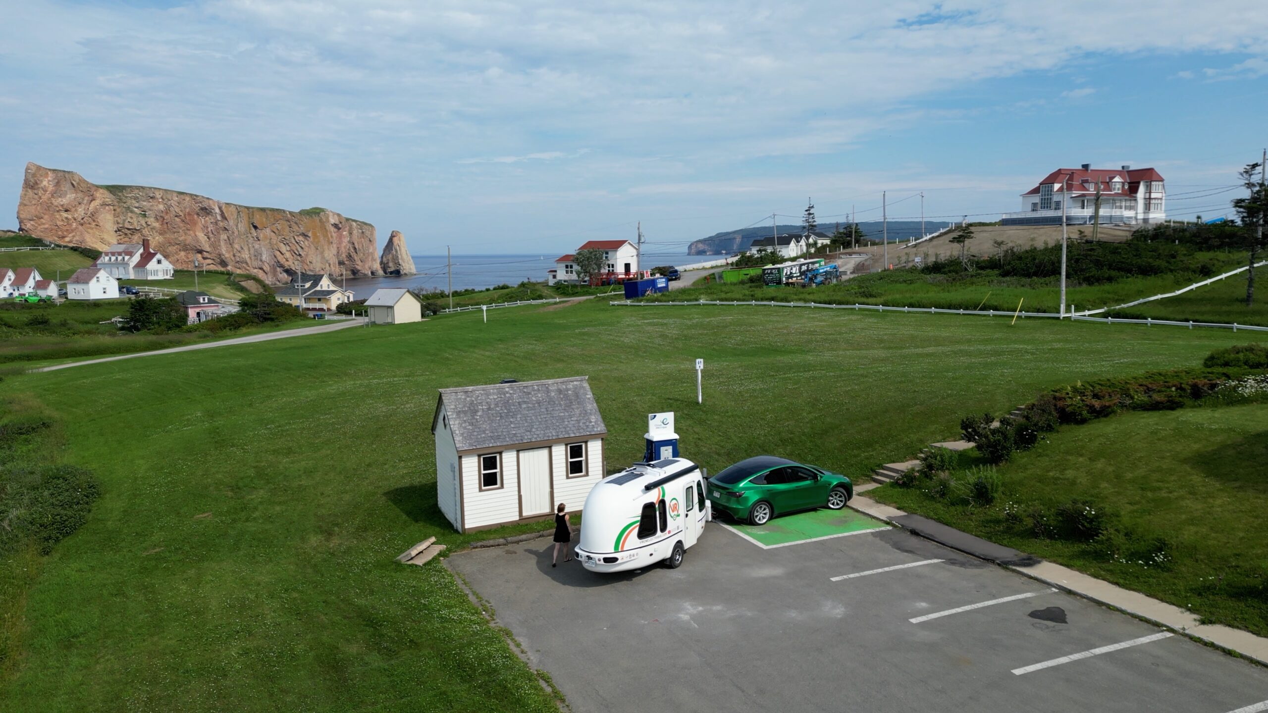 Roulotte et Tesla electrique au camping du Rocher Perce en Gaspesie