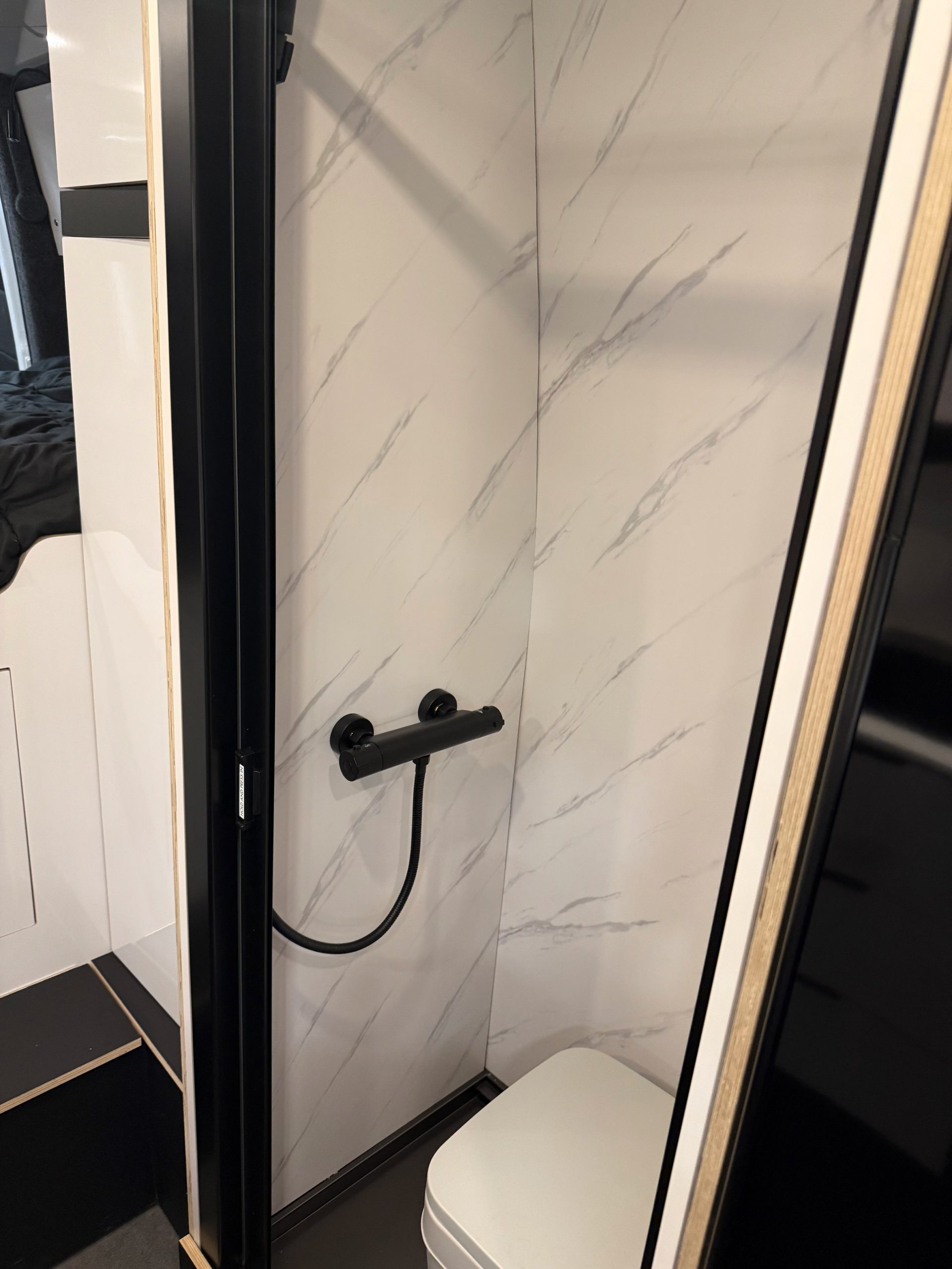 Cuisine, douche et frigo dans le eSprinter EasyVan