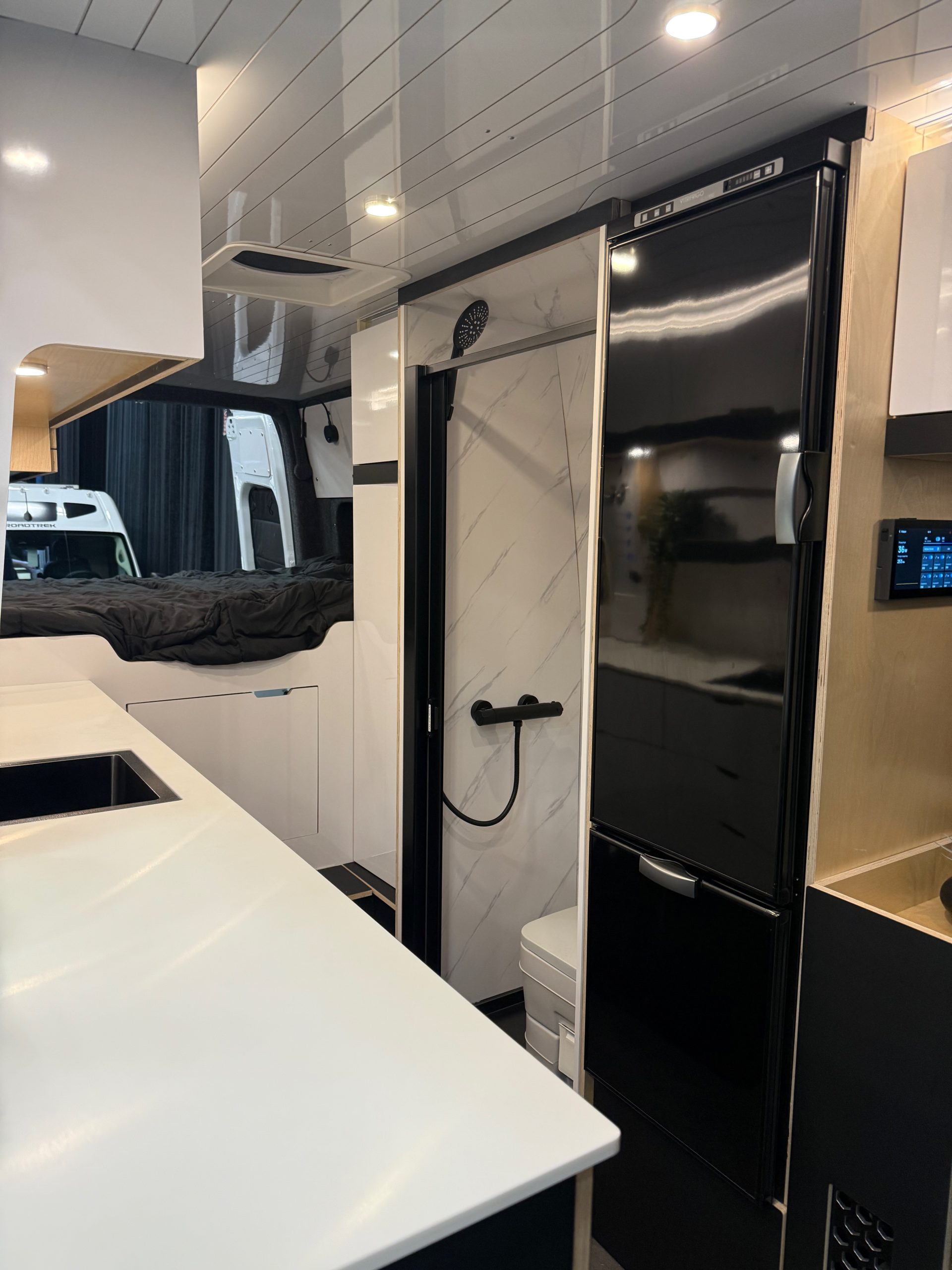Cuisine, douche et frigo dans le eSprinter EasyVan, vue depuis le comptoir