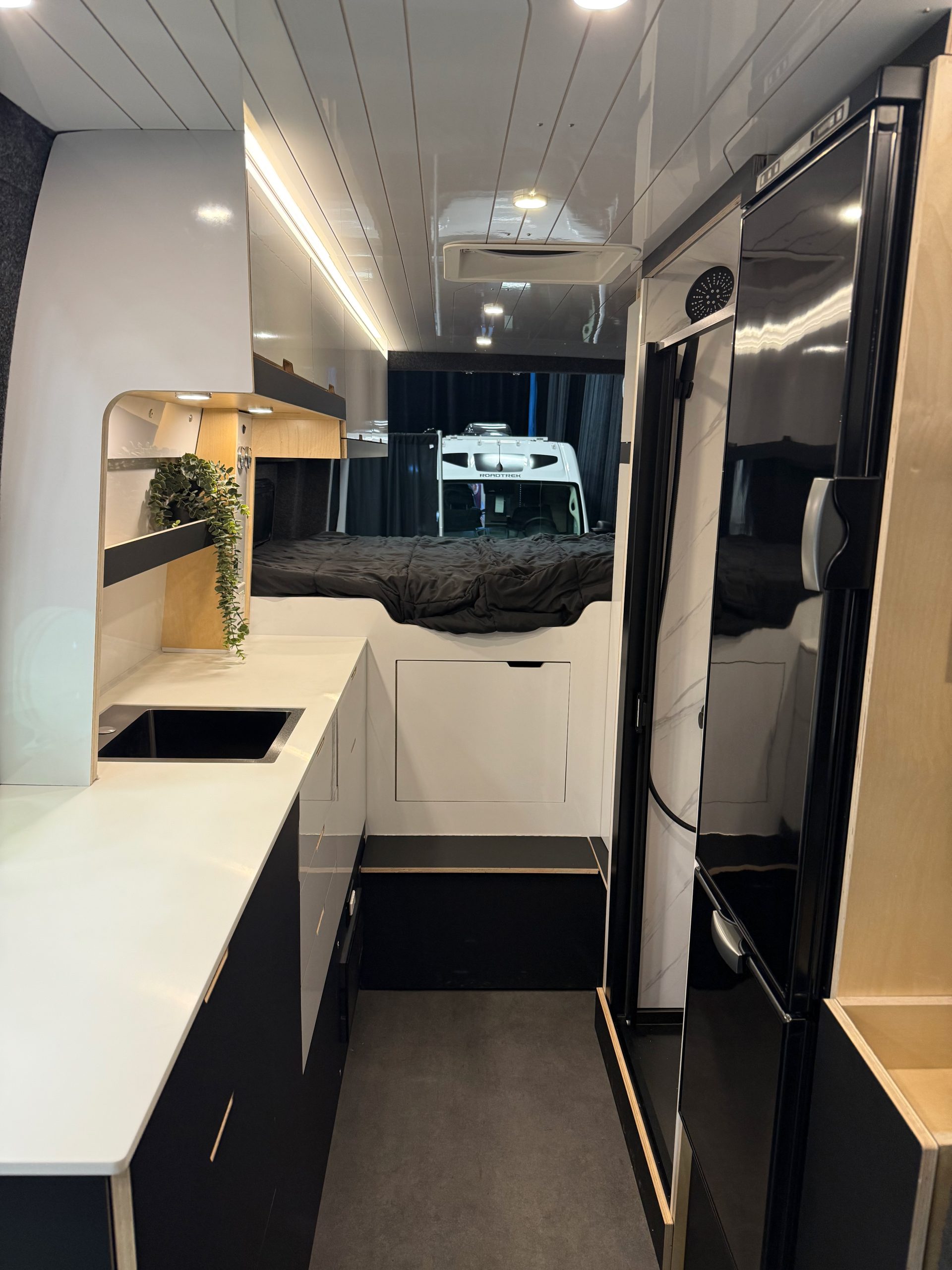 Douche avec panneaux imitation marbre dans le eSprinter EasyVan