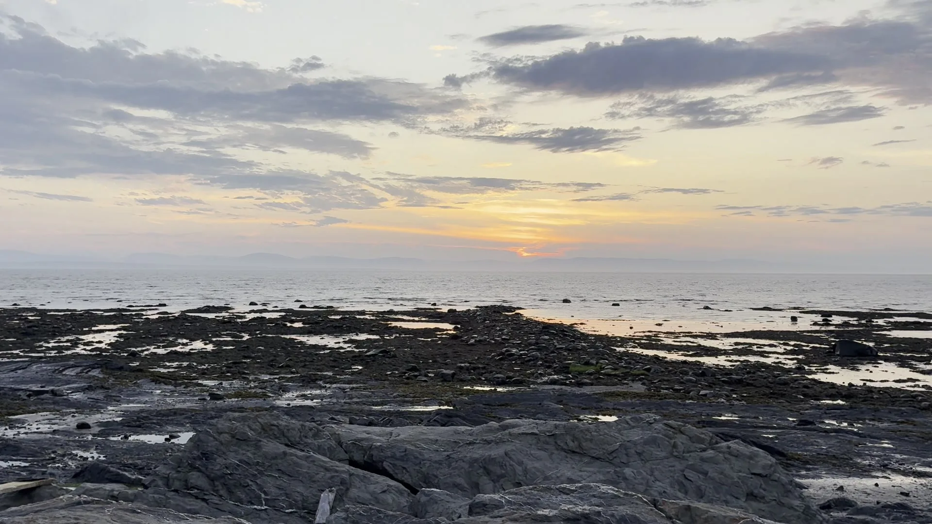 Coucher de soleil sur le fleuve Saint-Laurent au Parc de la Pointe, à Rivière-du-Loup