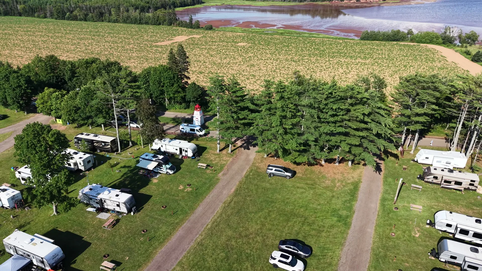 Vue de drone d'un terrain de camping avec des VR entourés d'arbres à l'Île-du-Prince-Édouard