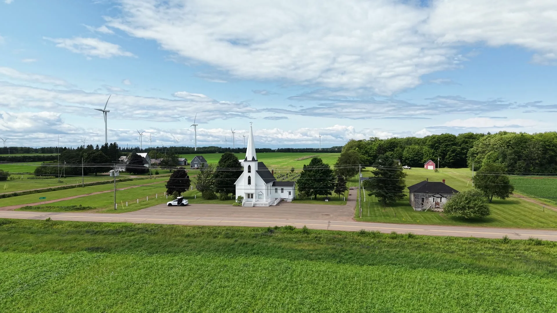 Vue de drone des champs verts et d'une petite église blanche à l'Île-du-Prince-Édouard