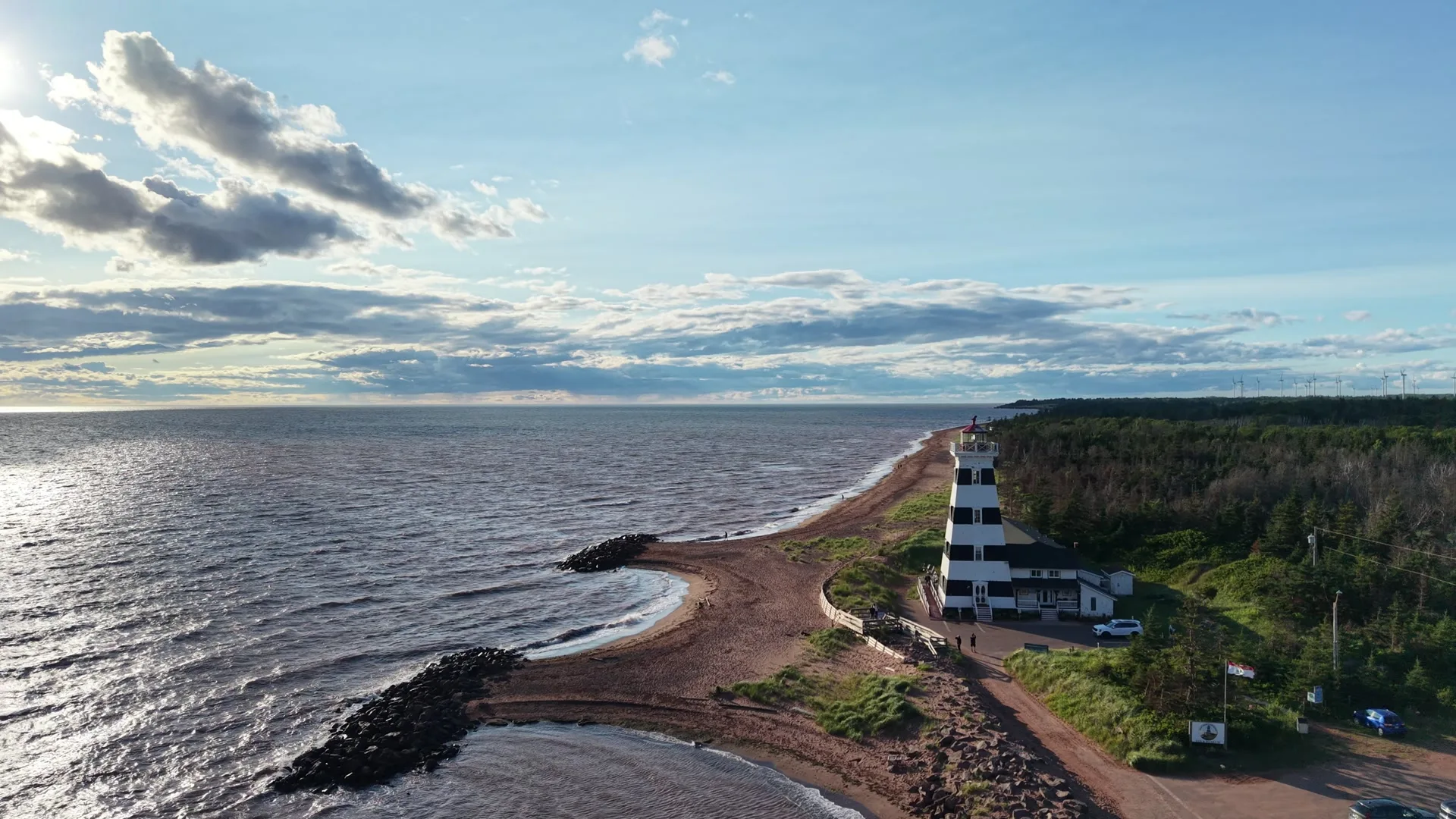 Vue de drone du phare de West Point et de la plage de Cedar Dunes au coucher du soleil