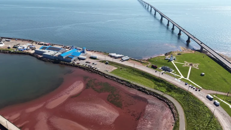 Vue de drone du pont de la Confédération et de la terre rouge de l'Île-du-Prince-Édouard