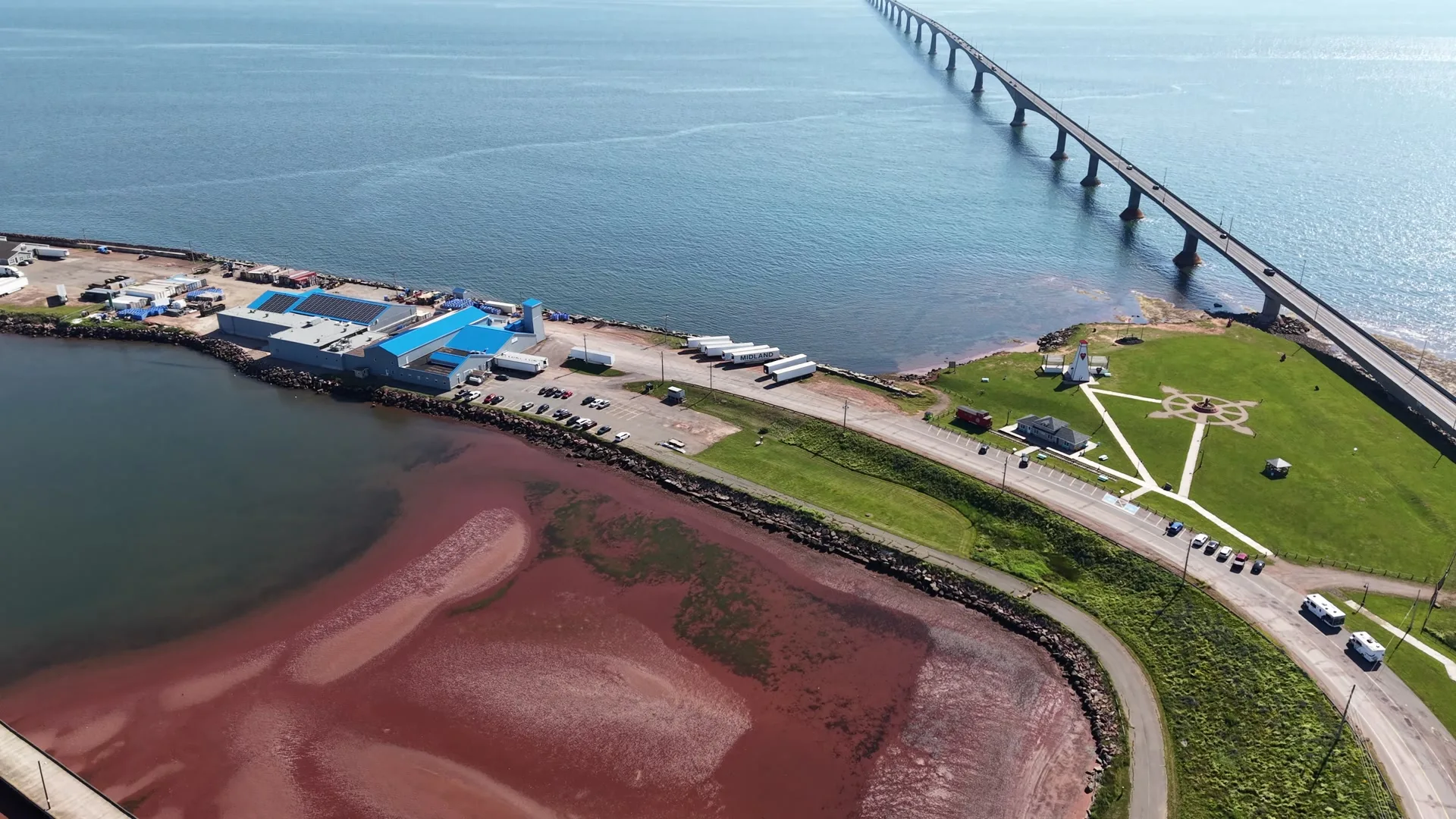 Vue de drone du pont de la Confédération et de la terre rouge de l'Île-du-Prince-Édouard