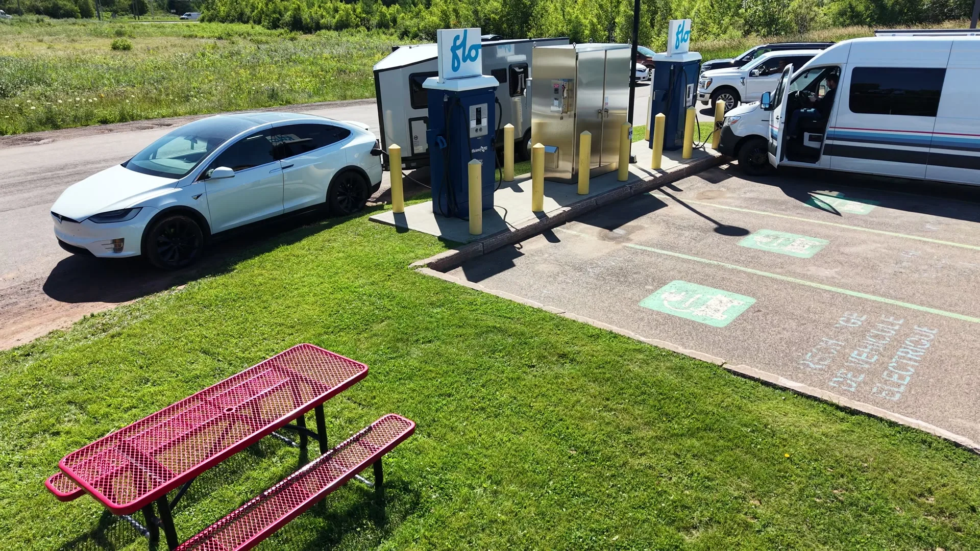 Vue de drone de notre van électrique branché à une borne de recharge rapide à l'Île-du-Prince-Édouard
