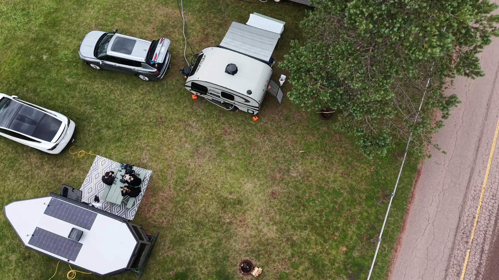 Vue de drone de notre van électrique et de nos amis installés sur leur terrain de camping