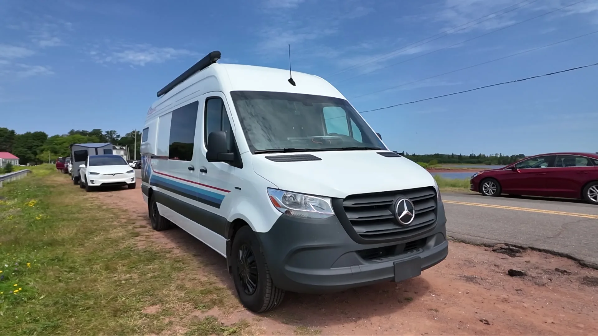 Notre Mercedes eSprinter électrique aménagé stationné sur la terre rouge de l'Île-du-Prince-Édouard