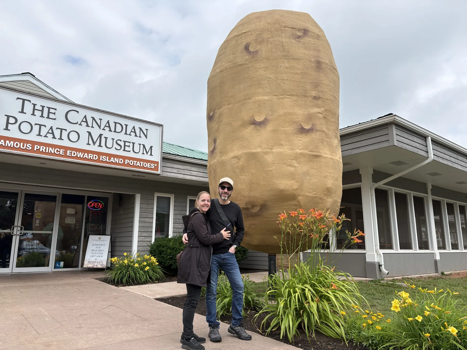 Éric et Marie-Pier devant la patate géante du Canadian Potato Museum à O'Leary