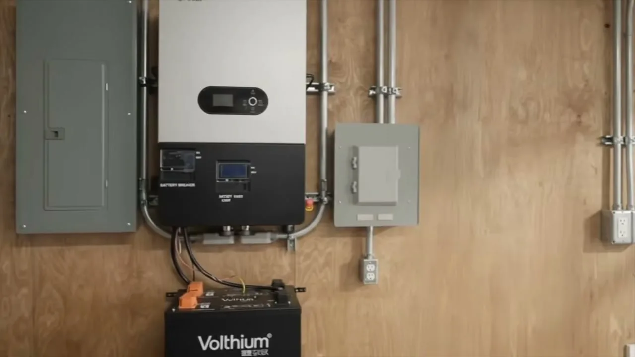 Onduleur Lux Power et batterie Volthium installés au sous-sol à côté du panneau électrique