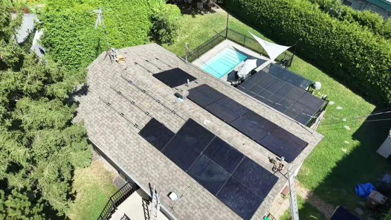 Vue aérienne des panneaux solaires installés sur le toit d'une maison à Sainte-Julie