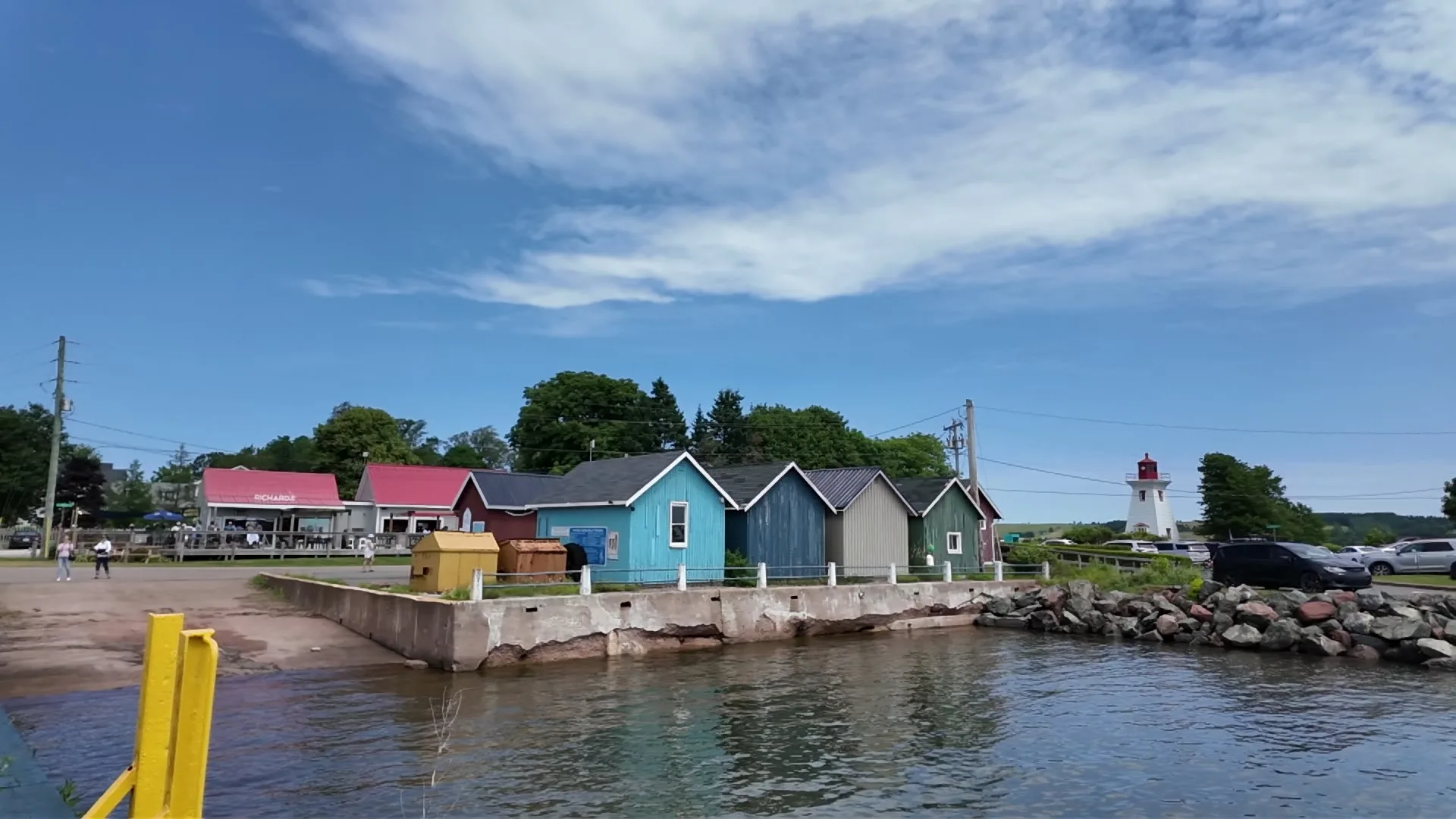Petites maisons colorées et phare d'un village de pêcheurs de l'Île-du-Prince-Édouard